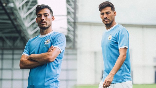 Pemain Manchester City David Silva mengenakan jersey terbaru. Foto: Instagram/ @mancity