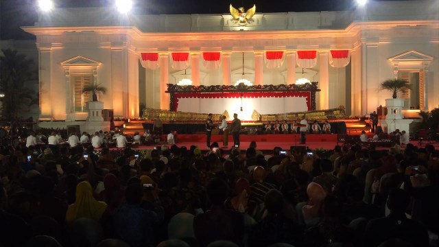 Presidem Jokowi terima Wayang Kresna dari Ki Mantep Soedharsono. Foto: Fahrian Saleh/kumparan