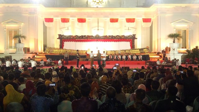 Presidem Jokowi terima Wayang Kresna dari Ki Mantep Soedharsono. Foto: Fahrian Saleh/kumparan