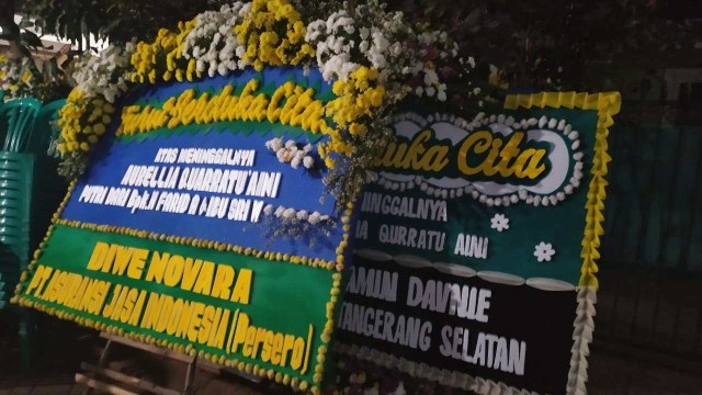 Karangan bunga di kediaman Aurellia Qurrota Ain di Komplek Taman Royal 2 Kota Tangerang , anggota Paskibraka Tangsel yang meninggal dunia. Foto: Maulana Ramadhan/kumparan