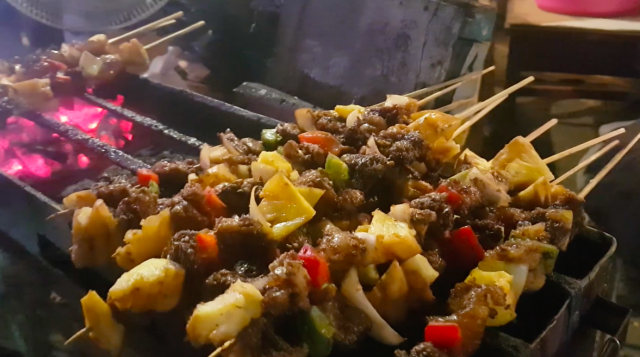 Sate Koyor yang sedang dibakar. Foto: adn.