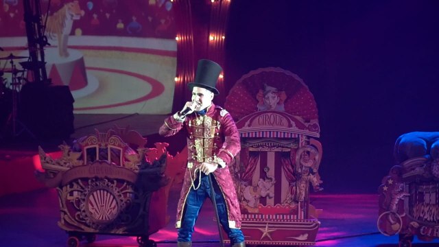 Pertunjukan Oriental Circus Indonesia di Lapangan Parkir The Park Mall Solo (Fernando Fitusia)