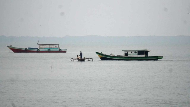 Perahu nelayan di pantai perbatasan Tanjung Lesung, Pandeglang, Banten, pascagempa. Foto: Iqbal Firdaus/kumparan