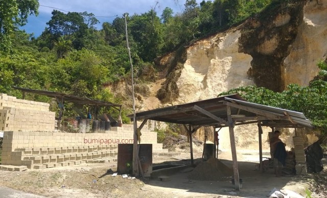 Penambangan kapur masih marak dilakukan di Desa Serui Laut, Kabupaten Kepulauan Yapen, Papua. (BumiPapua.com/Agies Pranoto)