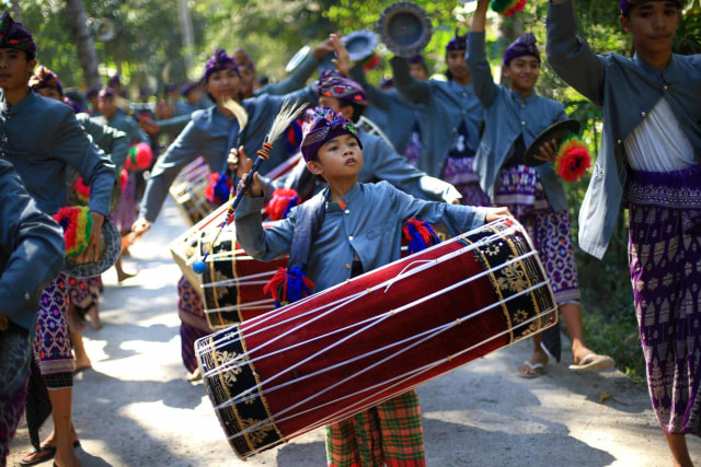 Penampilan grup musik tradisional dalam acara penyambutan para tamu di Desa Wisata Bonjeruk, Lombok, NTB. Foto: Aditia Noviansyah/kumparan