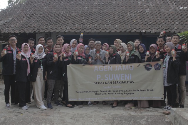 Para mahasiswa Kelompok 83 KKN UMM foto bersama Pak Suweni, pedagang jamu yang mereka bantu.