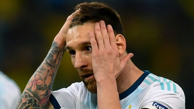 Lionel Messi dilarang membela Timnas Argentina sampai November 2019. Foto: AFP/Pedro Ugarte
