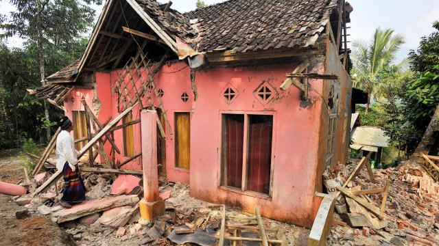 Kondisi rumah yang rusak akibat gempa di Kampung Bojong, Pandeglang, Banten, Sabtu (3/8). Foto: ANTARA FOTO/Weli Ayu Rejeki