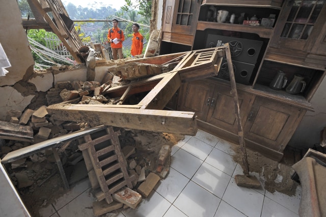 Warga menunjukkan bagian rumah yang rusak akibat gempa di Kampung Bojong, Pandeglang, Banten, Sabtu (3/8). Foto: ANTARA FOTO/Weli Ayu Rejeki