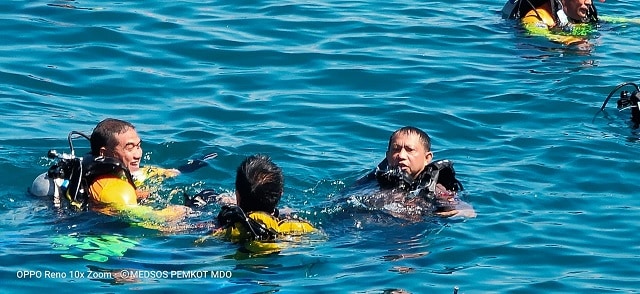 Kapolri Jenderal Tito Karnavian ikut menjadi peserta pemecahan rekor dunia selam di Pantai Kawasan Megamas, Kota Manado, Sabtu (3/8). (Foto: Leonardo Allen Sumerah)