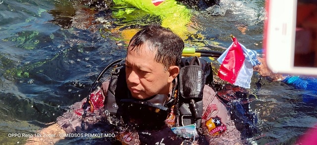 Kapolri Jenderal Tito Karnavian terlihat berbeda dari peserta lain, karena dirinya memilih berseragam lengkap saat mengikuti kegiatan selam dalam rangka pemecahan rekor dunia (Foto: Leonardo Allen Sumerah)