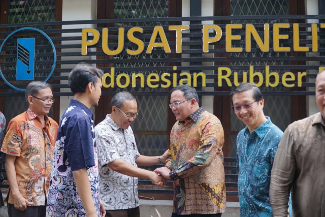 Bupati Musi Banyuasin saat mengunjungi Pusat Penelitian Karet di Bogor (Foto: istimewa)
