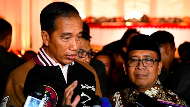 Presiden Joko Widodo menjawab pertanyaan wartawan terkait gempa Banten di halaman Istana Merdeka, Jakarta, Jumat (2/8). Foto: ANTARA FOTO/Puspa Perwitasari