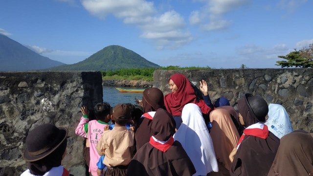 Relawan THS saat mengajak anak-anak keliling Benteng Kalamata. Melihat lansekap pulau-pulau kecil di depan kota Ternate. Foto: Adlun Fiqri/cemat