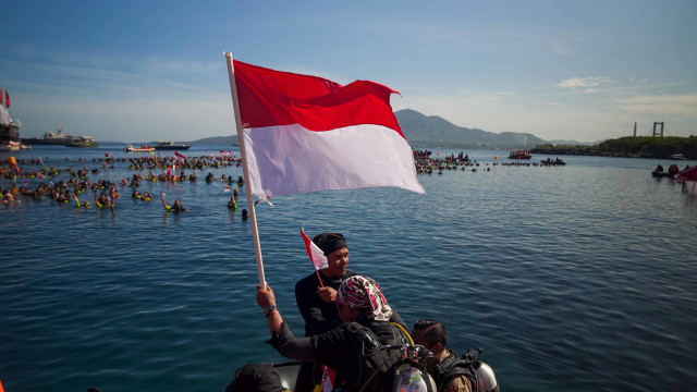 Pemecahan rekor menyelam massal terbanyak dan pembentangan bendera terluas di Pantai Manado, Sabtu (3/8). Foto: Dok. WASI