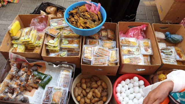 Pasar kaget yang menjual makanan Indonesia di Jarwal, Makkah. Foto: Denny Armandhanu/kumparan