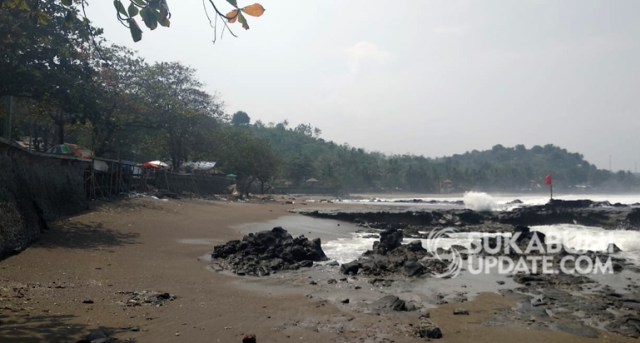 Kondisi Pantai Karanghawu yang sepi, Sabtu (3/8/2019). Foto: Sumber Foto:Nandi