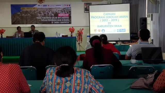 Plt.Kadis PKO Kabupaten Sikka sekaligus Ketua Satuan Pendidikan Aman Bencana, Agustinus Hermens saat memaparkan materi capaian program Sekolah Aman  (2012 - 2019) di Kabupaten Sikka pada Jumat (2/8) siang. Foto oleh: Mario WP Sina,florespedia/kumparan.com