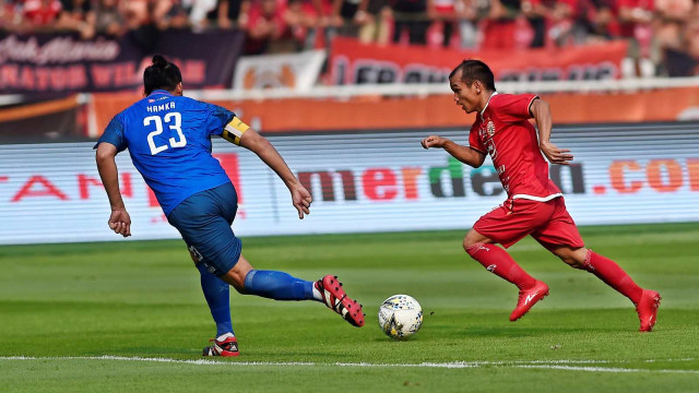 Pemain Persija Jakarta Riko Simanjuntak (kanan) mengejar bola dengan kawalan pemain Arema FC Hamka Hamzah dalam pertandingan lanjutan Liga 1 2019 di Stadion Utama Gelora Bung Karno (SUGBK), Jakarta. Foto: ANTARA FOTO/Aditya Pradana Putra