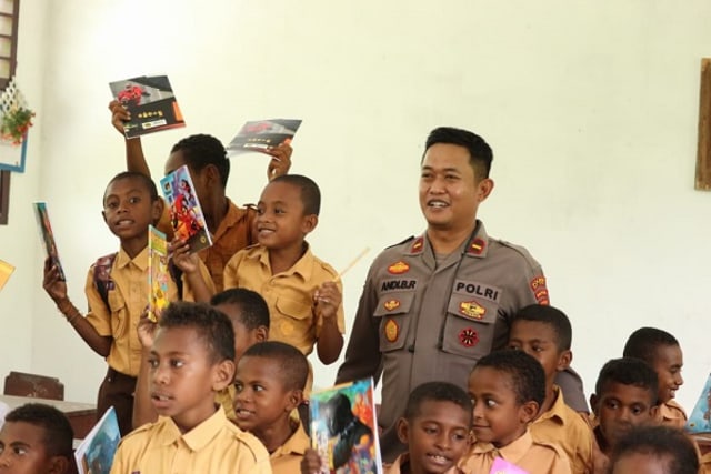 Pelajar SD YPK Serui Laut dapat buku gratis. (BumiPapua.com/ Agies Pranoto)