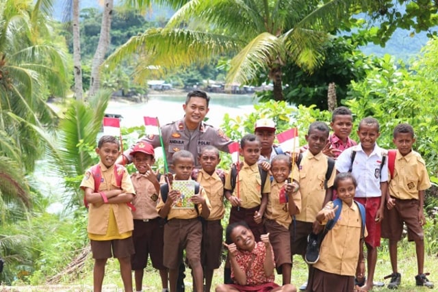 pelajar di serui dapat buku gratis.jpeg