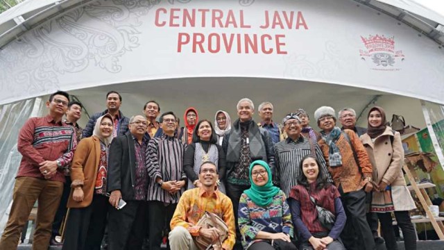 Gubernur Jawa Tengah Ganjar Pranowo (tengah) foto bersama saat menghadiri Festival Indonesia Moscow 2019. Foto: Dok. Istimewa
