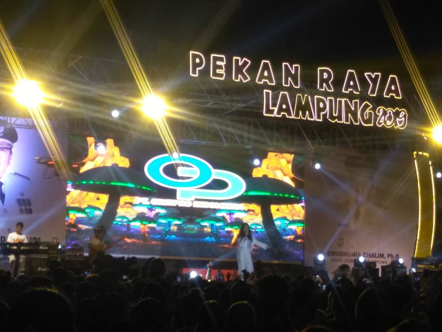 Ayu Ting Ting saat tampil di pembukaan Pekan Raya Lampung 2019 | Foto : Rafika Restiningtias/ Lampung Geh