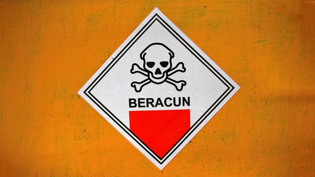 Papan peringatan ceceran minyak yang beracun Pantai Sedari, Karawang, Jawa Barat. Foto: Aditia Noviansyah/kumparan