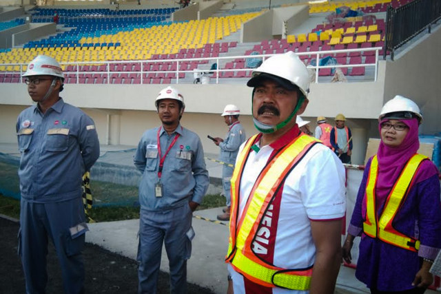 Wali Kota Surakarta, FX Hadi Rudyatmo, beserta petugas renovasi Stadion Manahan, Solo. (Tara Wahyu)