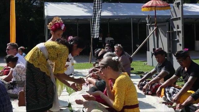 Tidak hanya masyarakat Hindu Bali, warga Denmark pun mengikuti persembahyangan dengan khidmat (Dok. KBRI Kopenhagen)