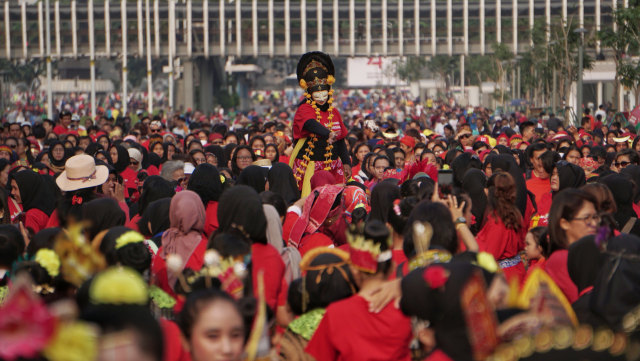 Salah seorang penari menggunakan topeng mengikuti acara menari tarian tradisional di CFD dengan tema 'Tunjukan Indonesia Mu'. Foto: Jamal Ramadhan/kumparan