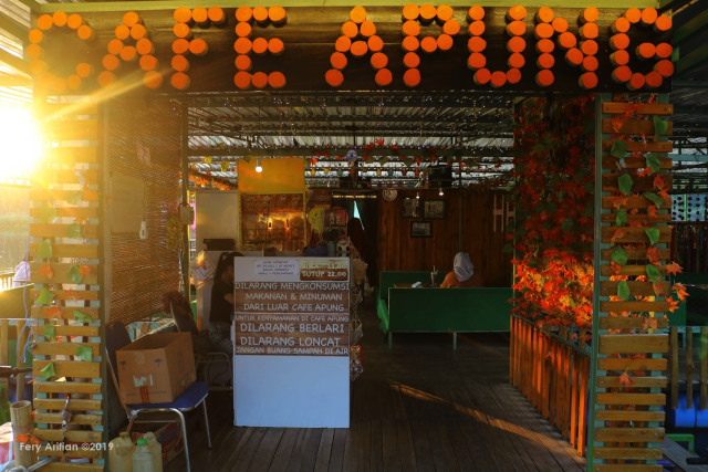 Asyiknya Santap Kuliner di Cafe Apung Rowo Klampok, Malang (40004)