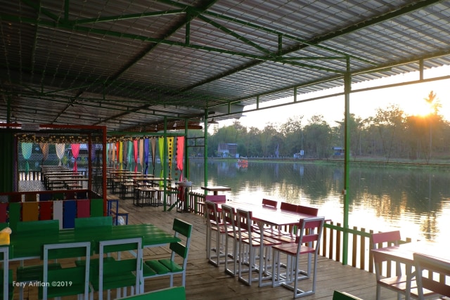Asyiknya Santap Kuliner di Cafe Apung Rowo Klampok, Malang (40006)