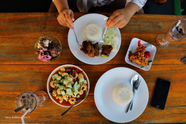 Asyiknya Santap Kuliner di Cafe Apung Rowo Klampok, Malang (40008)