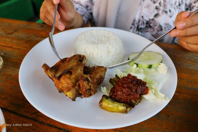Asyiknya Santap Kuliner di Cafe Apung Rowo Klampok, Malang (40009)
