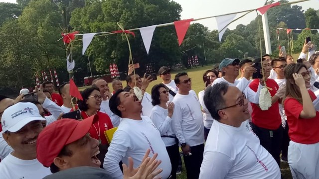 Menteri dan pejabat negara mengikuti lomba makan kerupuk saat Family Gathering Kabinet Kerja di Istana Bogor, Jawa Barat