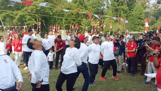 Menteri dan pejabat negara mengikuti lomba makan kerupuk saat Family Gathering Kabinet Kerja di Istana Bogor, Jawa Barat