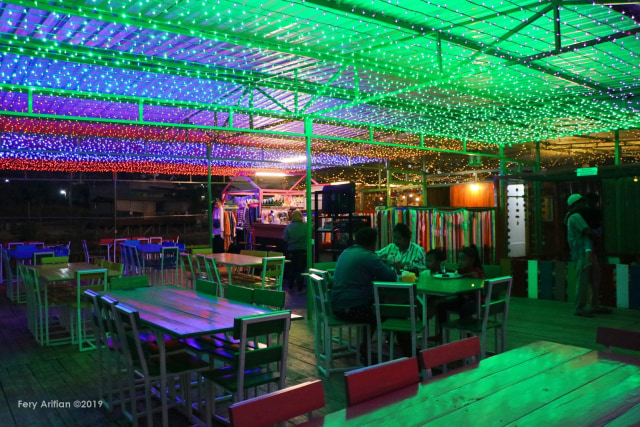 Asyiknya Santap Kuliner di Cafe Apung Rowo Klampok, Malang (40015)