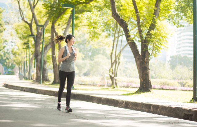 Jogging di luar rumah. Foto: Shutterstock