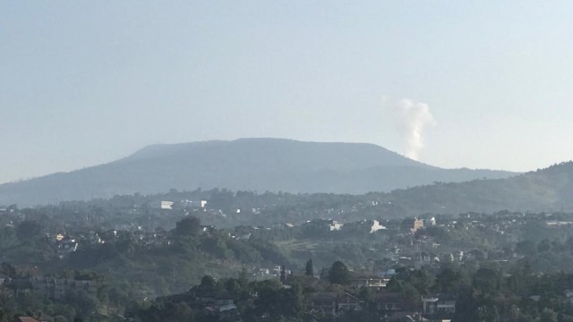 Erupsi Gunung Tangkuban Parahu tampak dari kejauhan. (Dok PVMBG)