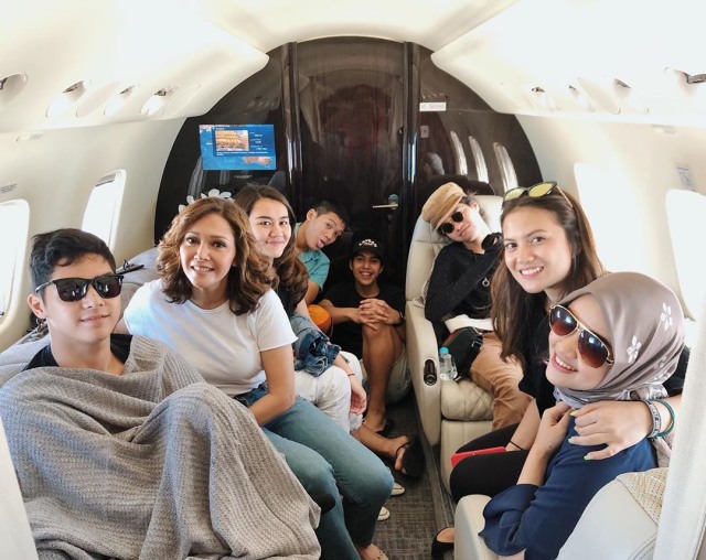 Maia Estianty dan keluarga pergi berlibur ke Labuan Bajo dengan menggunakan privat jet. Foto: Instagram @elelrumi
