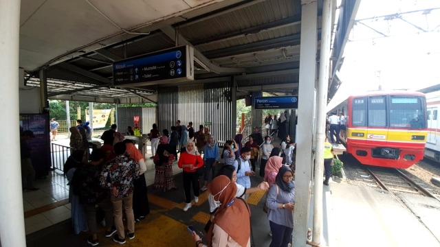 KRL di Stasiun UI mogok karena mati listrik. Foto: Zultan Bareno/kumparan