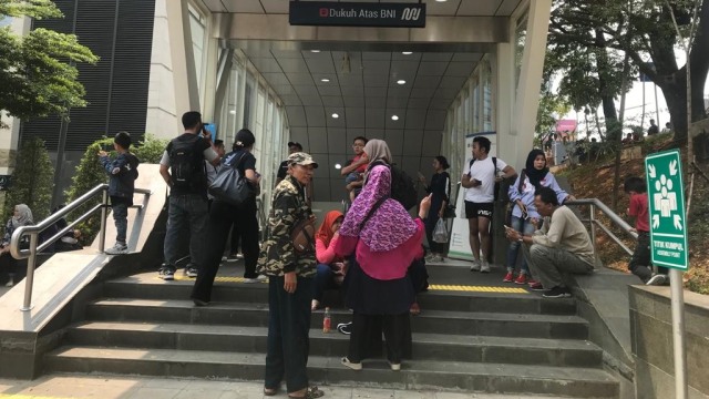 Sejumlah penumpang menunggu di depan Stasiun MRT Dukuh Atas BNI. Mereka tidak dapat menggunakan MRT lantaran listrik padam. Foto: Dewi Rachmat Kusuma/kumparan