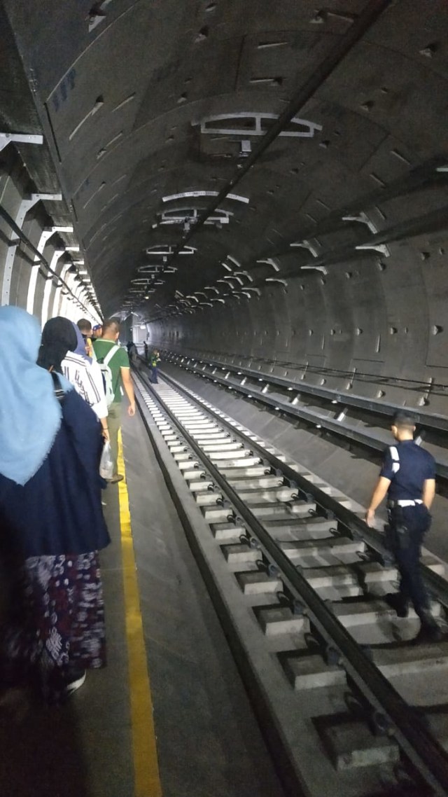(NOT COVER) Evakuasi penumpang MRT yang mogok di bawah tanah