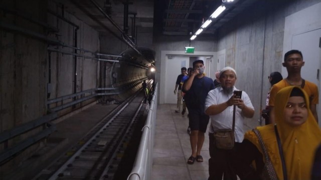 Evakuasi penumpang MRT yang mogok di bawah tanah. Foto: Dok. MRT