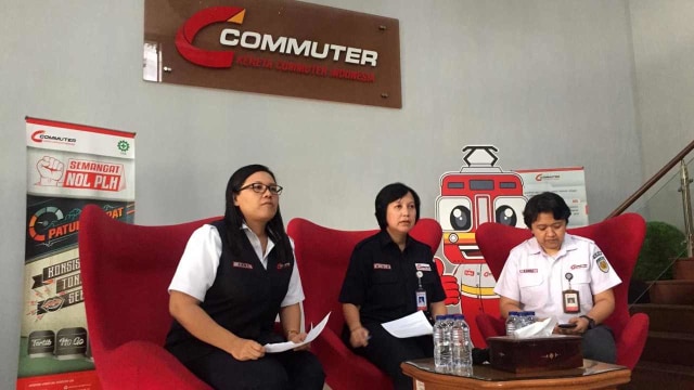Dirut PT KCI Wiwik Widayanti (tengah) dan VP Corporate Communications PT KCI Anne Purba (kiri) saat konferensi pers di PT KCI, Jakarta Pusat, Minggu (4/8). Foto: Fachrul Irwinsyah/kumparan
