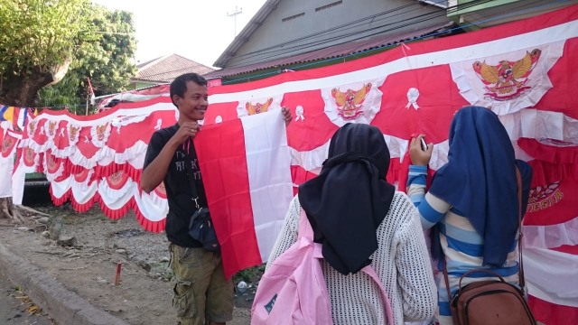 Pedagang Bendera dan Umbul-umbul Ornamen Agustusan Menuai Untung