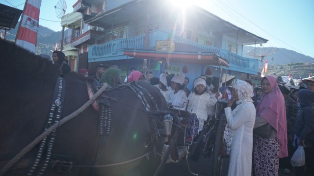 Foto Ritual  Potong  Rambut  Anak  Gimbal di Dieng Jawa 