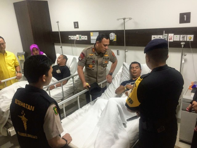 Kapolda Sumsel, Irjen Pol Firli, saat mengunjungi petugas yang menjadi korban penyerangan di Empat Lawang (Foto: Istimewa)