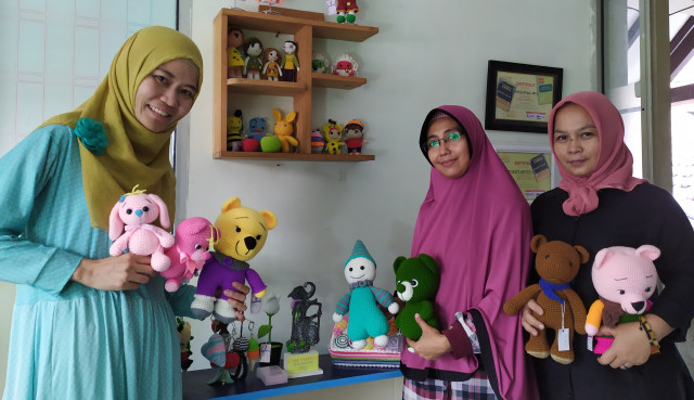PRODUKTIF: Anggota komunitas Amigurumi Artist Malang sebagian besar merupakan ibu rumah tangga. (Gigih Mazda - Tugumalang.id)